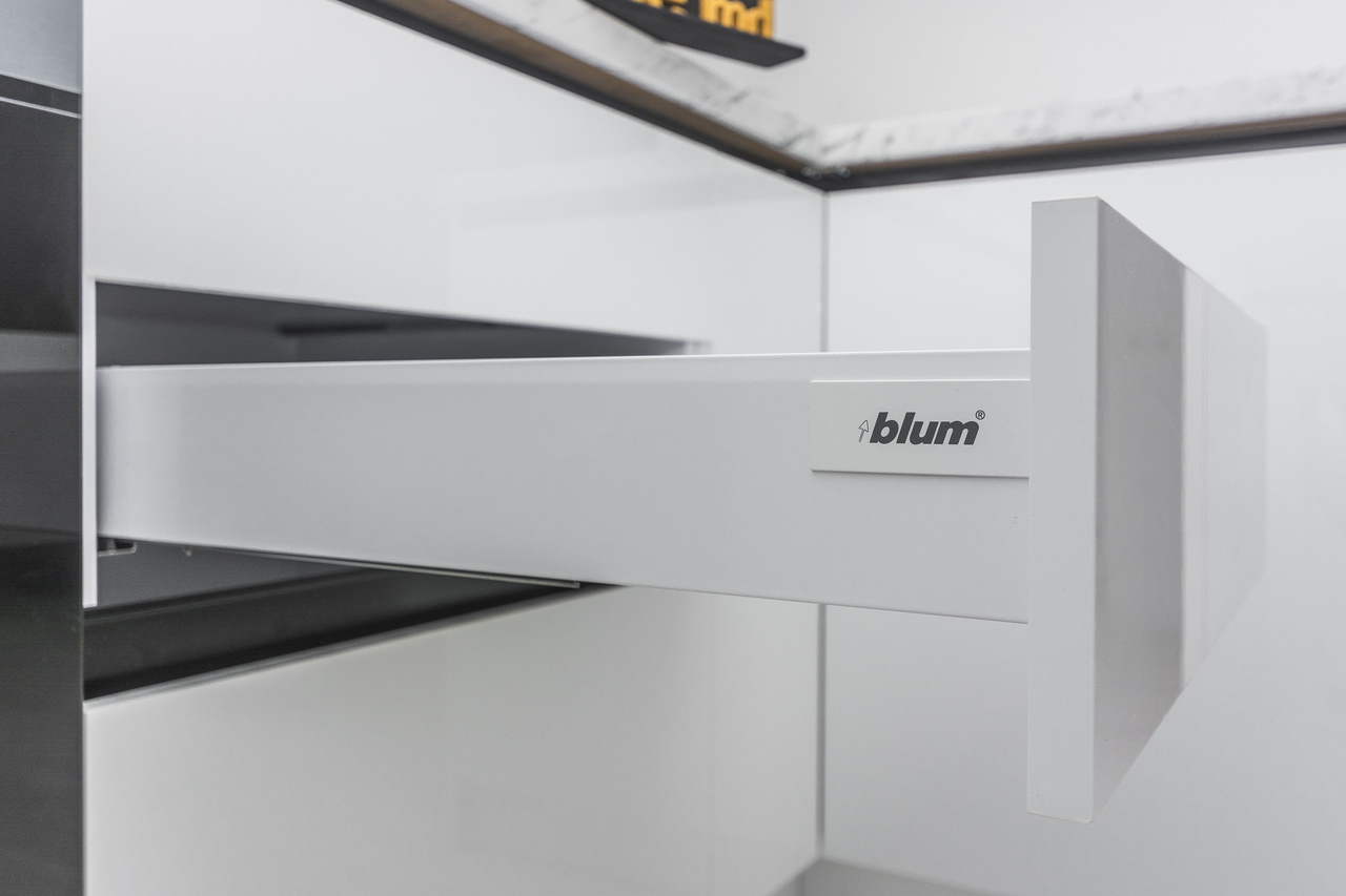 sertar blum in bucatarie la comanda