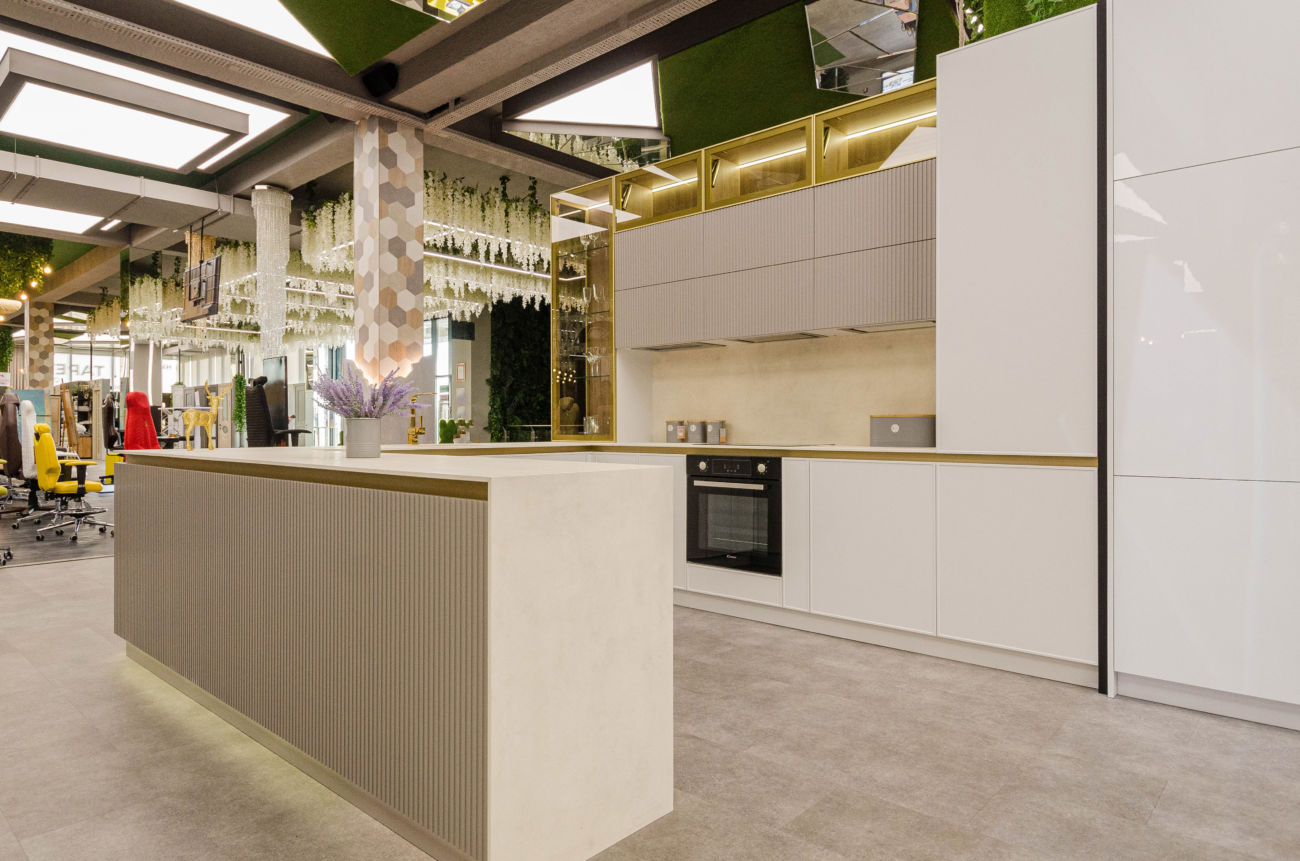 #1 Bucătărie TOP: MDF vopsit, vitrină aurie și mecanisme avansate (showroom)