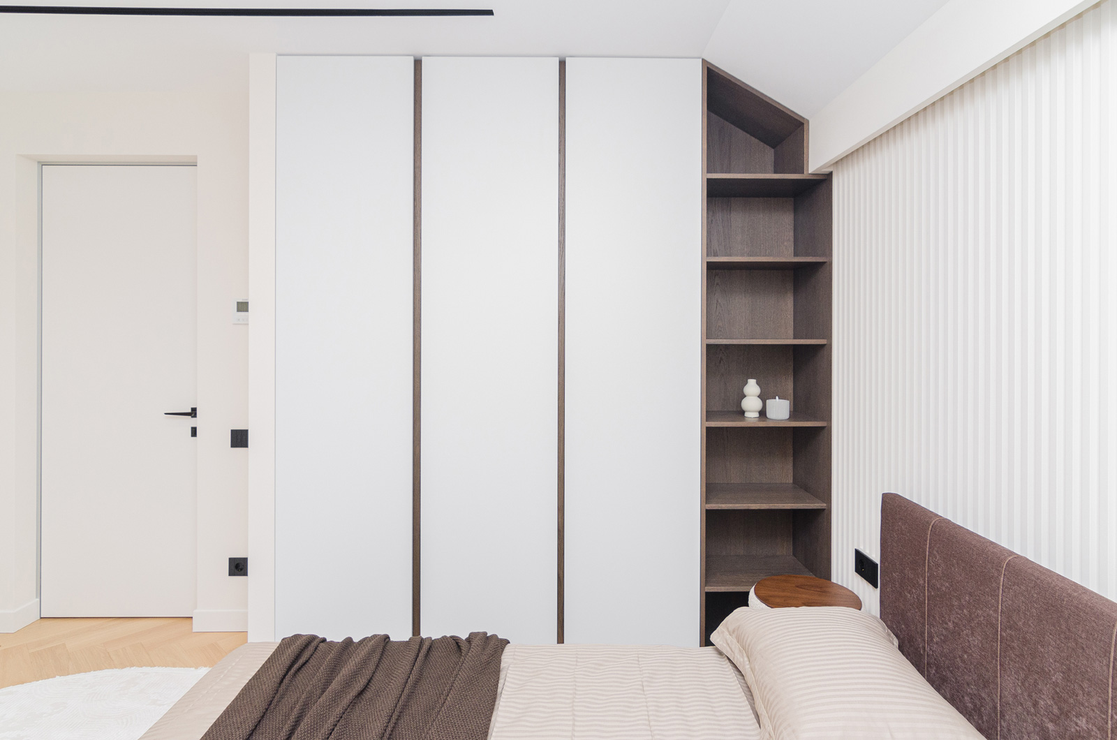 Dulap cu uși batante în stil minimalist #4061