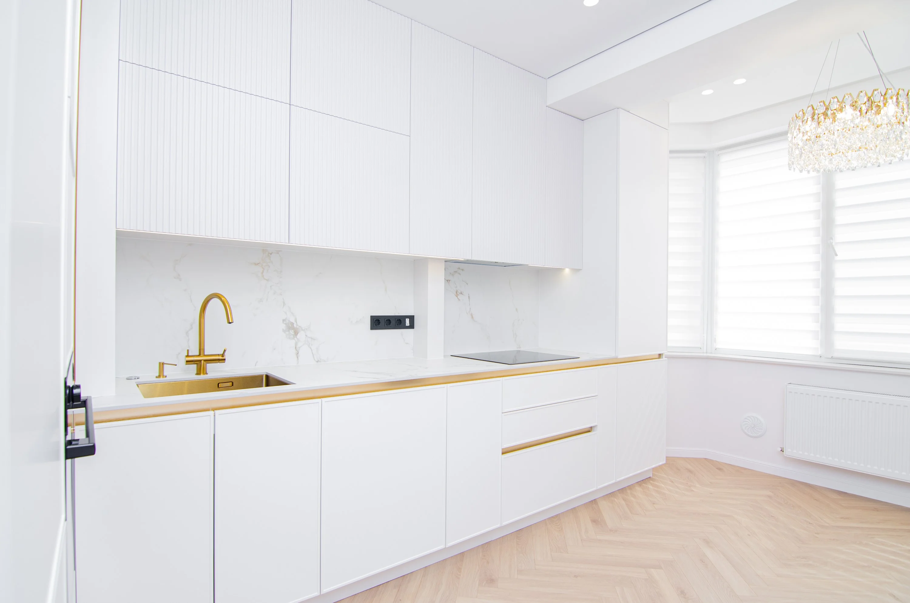 Design de interior și mobilier neoclasic alb cu accente aurii — str. Alexandru cel Bun