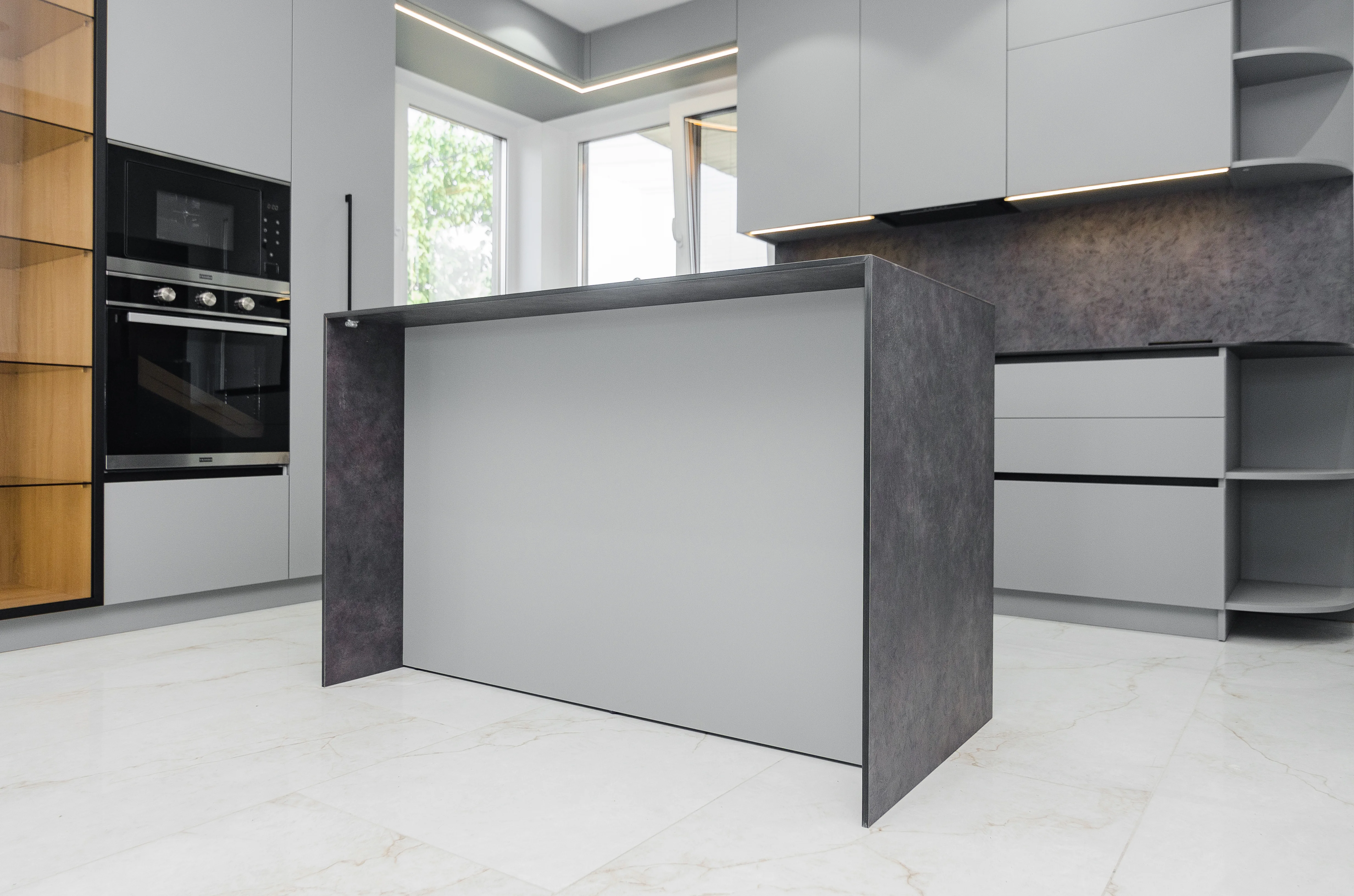 Mobilier minimalist complet pentru casă cu bucătărie și insulă — sat. Costești
